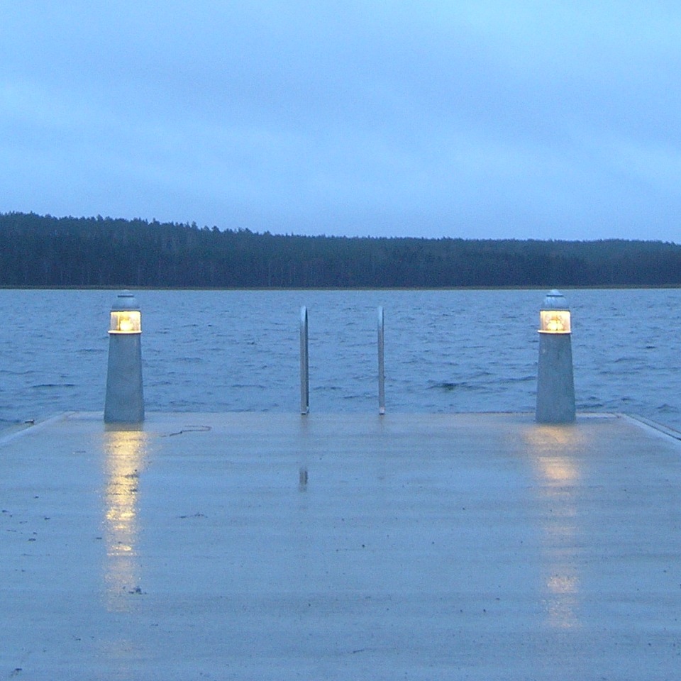 Hägernäs strand med Pharos i varmgalvaniserat stål. Klicka på bilden för att se hela!